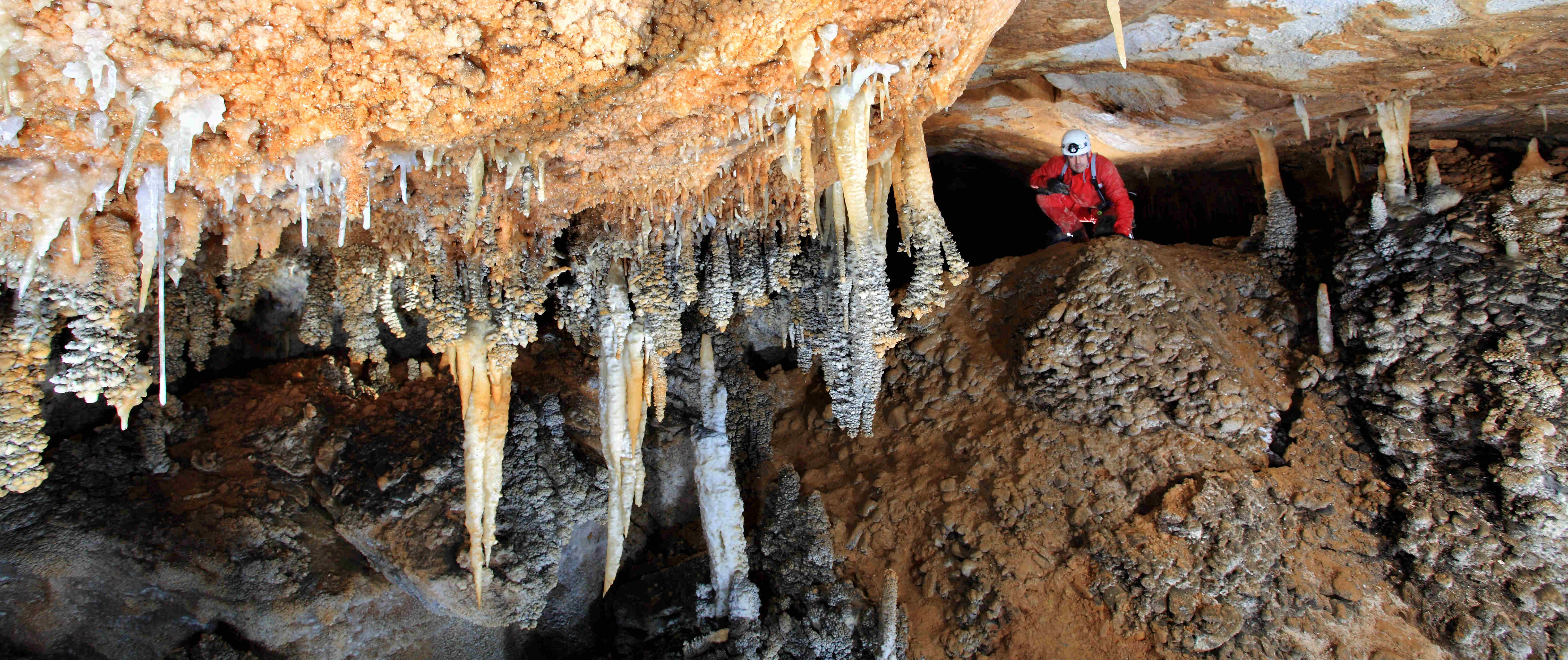 Cuevamur.