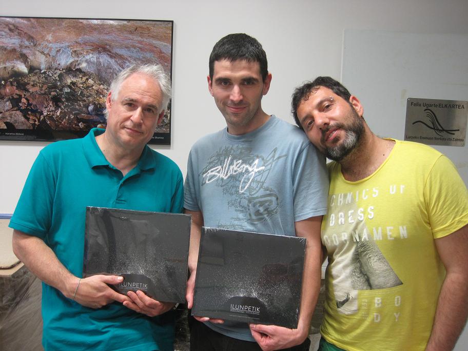 Los fotógrafos Giorgio Studer y Sergio Laburu y el diseñador web y maquetador del libro Mikel Uzkudun